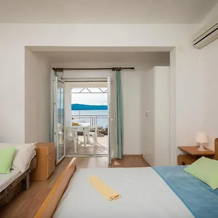 Apartments Roza Omis Exterior photo