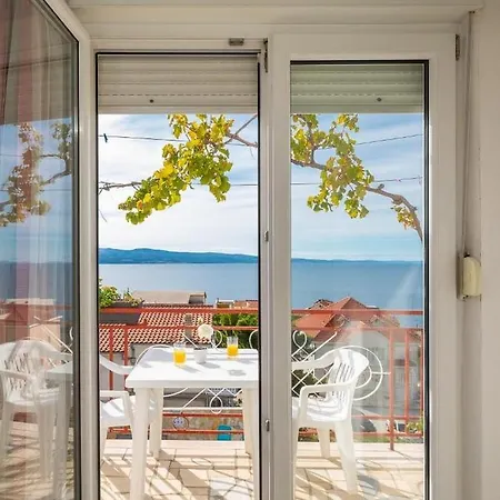 Apartments Roza Omis Exterior photo