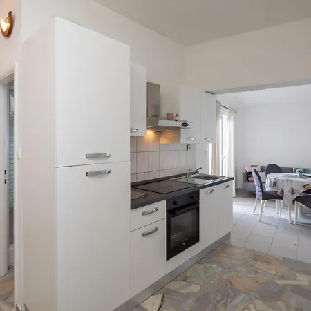Apartments Roza Omis Exterior photo