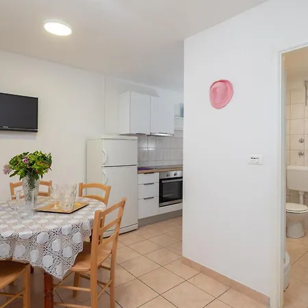 Apartments Roza Omis Exterior photo
