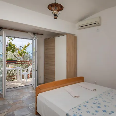 Apartments Roza Omis Exterior photo
