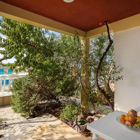 Apartments Roza Omis Exterior photo