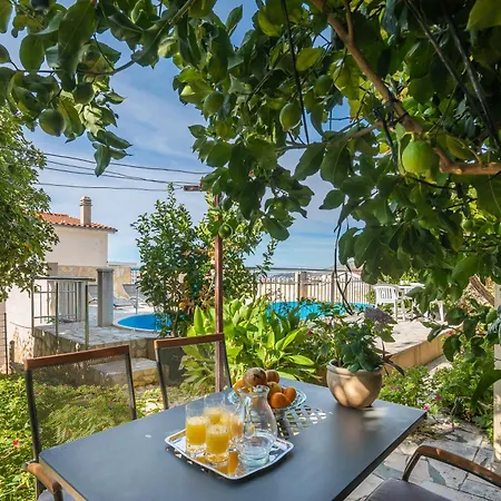 Apartments Roza Omis Exterior photo