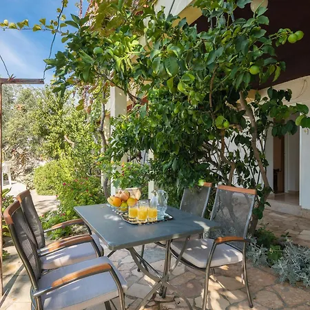 Apartments Roza Omis Exterior photo