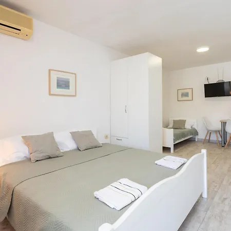 Apartments Roza Omis Exterior photo