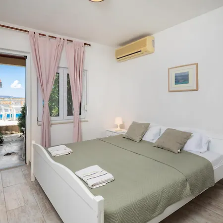 Apartments Roza Omis Exterior photo