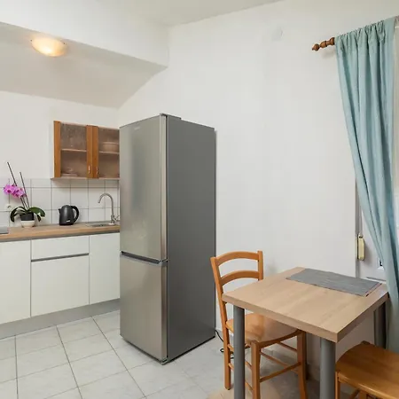 Apartments Roza Omis Exterior photo