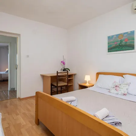 Apartments Roza Omis Exterior photo