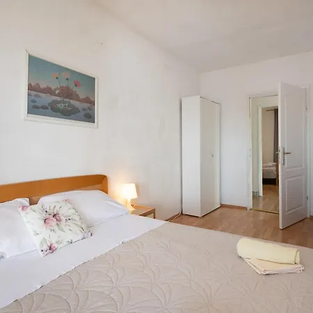 Apartments Roza Omis Exterior photo