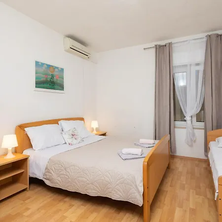 Apartments Roza Omis Exterior photo